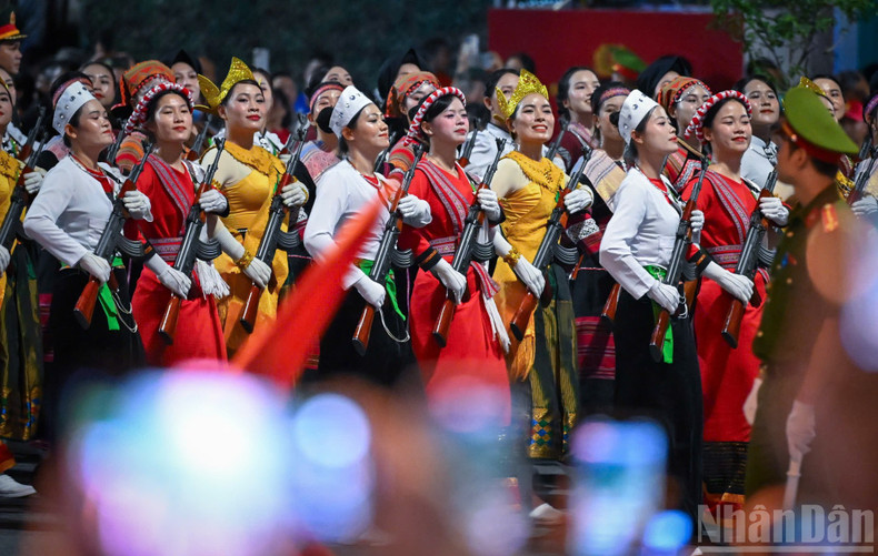 The women’s militia unit, representing Viet Nam’s ethnic groups, marched with pride and strength. 250825-tong-7.jpg