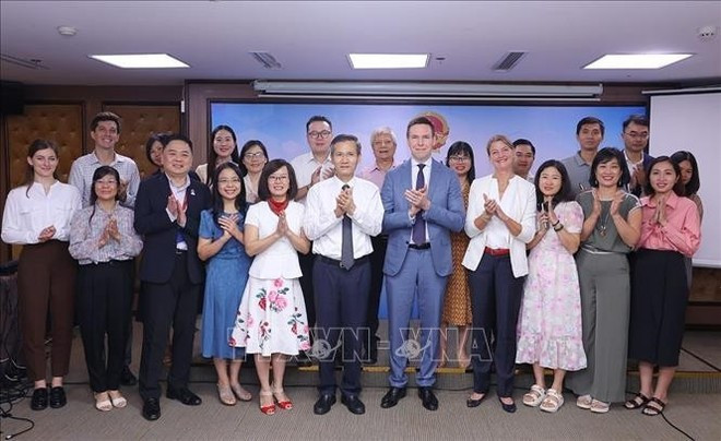 Delegates take a group photo at the workshop (Photo: VNA) 250825-vn-cbi.jpg
