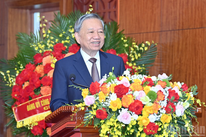 Party General Secretary To Lam speaks at the working session. 090825-tbt-7.jpg