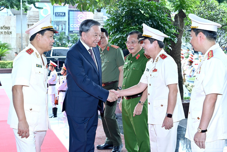 Party General Secretary To Lam visits and works with the Criminal Police Department under the Ministry of Public Security. 090825-tbt-2.jpg