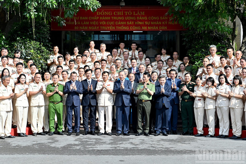 Party General Secretary To Lam with leaders of the Party, the State, and officers and soldiers of the Criminal Police Department. 090825-tbt-11.jpg