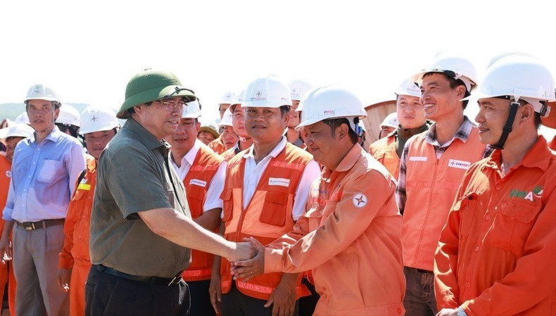 Prime Minister Pham Minh Chinh encourages engineers and workers (Photo: VNA) 090825-tt-khao-sat-dien-2-827.jpg
