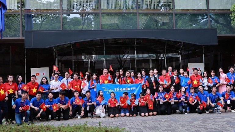 Delegates attending the 1st Vietnamese Youth Forum in Japan pose for a commemorative photo. 090825-dien-dan-thanh-nien-nhat-2.jpg