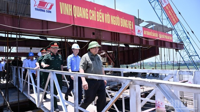 Prime Minister Pham Minh Chinh (C) inspects the construction site of the new Phong Chau bridge in Phu Tho (Photo: nhandan.vn) 090825-tt-thi-sat-cau-pc-2.jpg