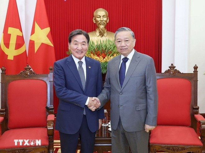 Party General Secretary To Lam (R) receives Park Chang-dal, Special Envoy of the RoK President (Photo: VNA) 090825-party-chief-2.jpg