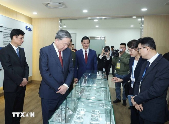 Party General Secretary To Lam visits Korean-invested Amkor Technology Viet Nam Co., Ltd. at Yen Phong II-C Industrial Park, Bac Ninh province. (Photo: VNA) 090825-party-chief-3.jpg