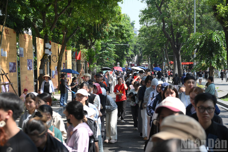 Previously, “To quoc trong tim” concert attracted tens of thousands of registrations for free tickets, which were collected directly at the Nhan Dan Newspaper headquarters. (Photo: THE DAI) 090825-to-quoc-trong-tim-3.jpg