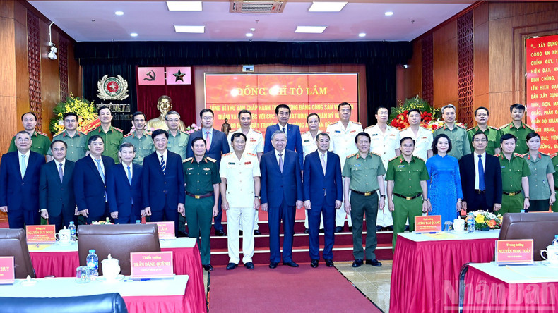 Party General Secretary To Lam with leaders of the Party, the State and officers of the Criminal Police Department. 090825-tbt-1.jpg