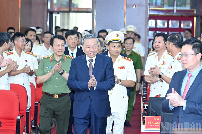 Party General Secretary To Lam visits and works with the Criminal Police Department. 090825-tbt-4.jpg