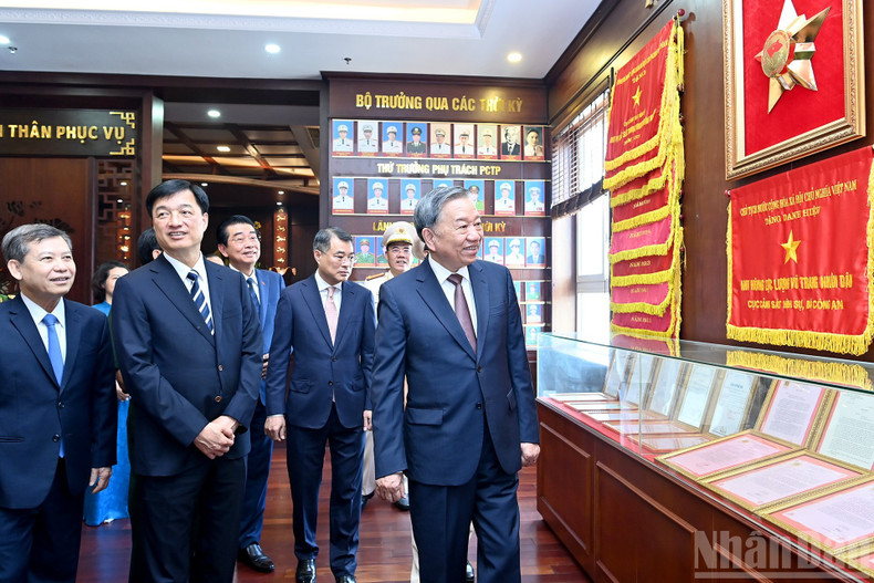 Party General Secretary To Lam and leaders of the Party and the State visit the Traditional Room of the Criminal Police Department. 090825-tbt-9.jpg