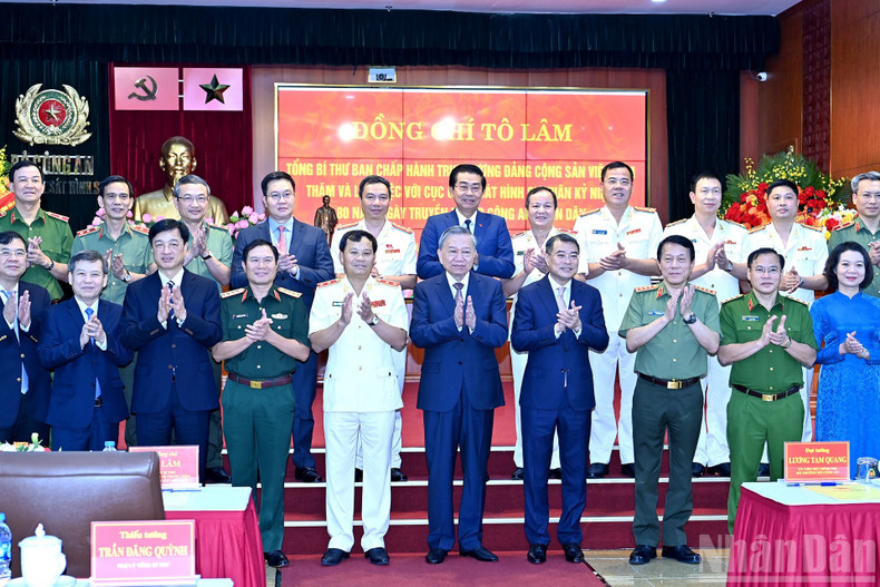 Party General Secretary To Lam with leaders of the Party, the State and officers of the Criminal Police Department. 090825-tbt-8.jpg