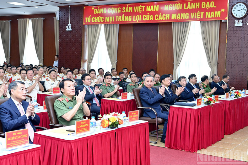 Party General Secretary To Lam and leaders of the Party and the State attend the working session. 090825-tbt-5.jpg