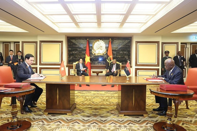 State President Luong Cuong and Angolan President João Manuel Gonçalves Lourenço witness the signing of a memorandum of intent on defence cooperation between Viet Nam and Angola. (Photo: VNA) 090825-ctn-ket-thuc.jpg