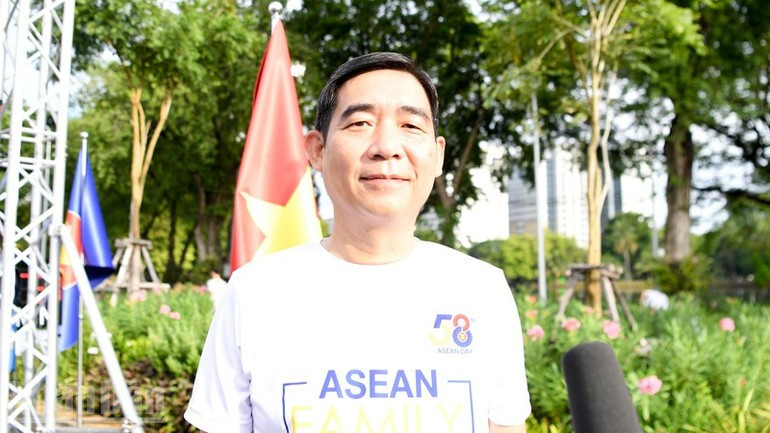 Vietnamese Ambassador to Thailand Pham Viet Hung highlights the 30-year journey of Viet Nam as an ASEAN member. 090825-gan-ket-asean-2.jpg