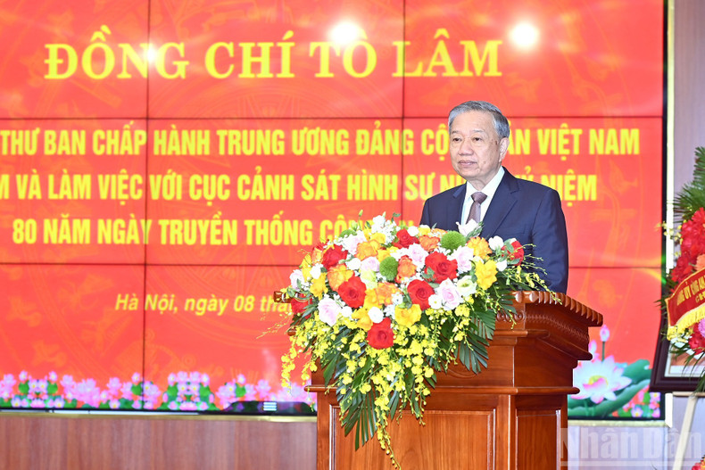 Party General Secretary To Lam speaks at the working session. 090825-tbt-6.jpg