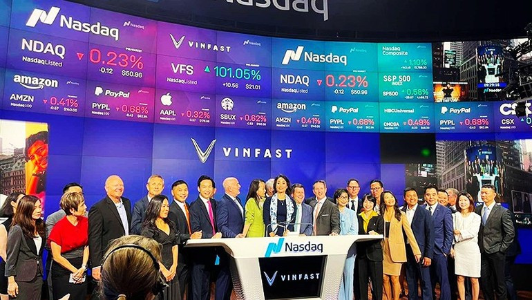 In 2023, VinFast listed on the Nasdaq Global Select Market under ticker VFS. 111025-niem-yet-quoc-te-2.jpg