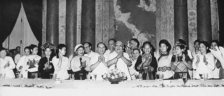 TERM IV (1971–1975) Election held on April 11, 1971. Total number of deputies elected: 420. In the photo: State President Ton Duc Thang and Chairman of the National Assembly Standing Committee Truong Chinh with National Assembly deputies from ethnic minority groups at the first session of the fourth National Assembly, June 1971.