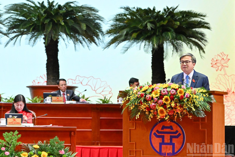 Vice Chairman of the Ha Noi People’s Committee Truong Viet Dung delivers a presentation at the Congress. 161025-dh-11.jpg