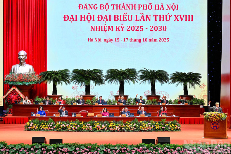The Presidium casts votes during the Congress. 161025-dh-9.jpg