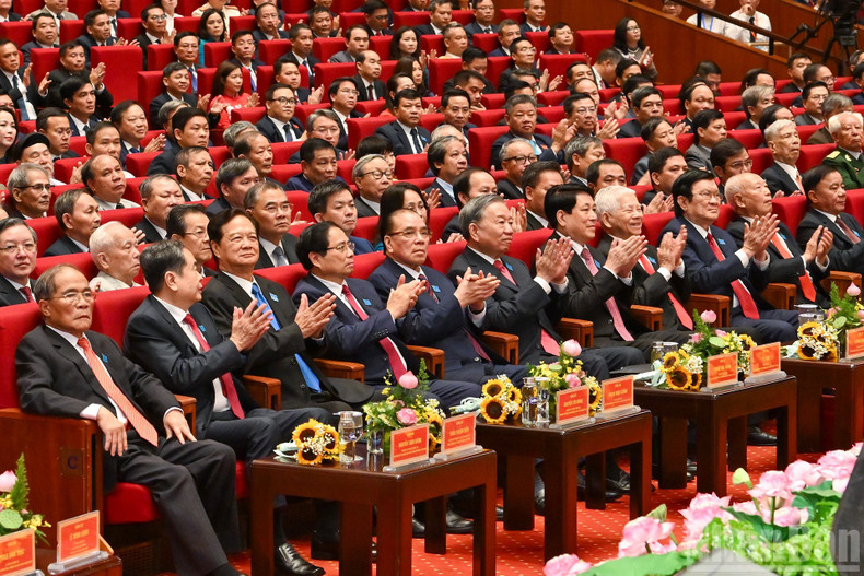 Party General Secretary To Lam, leaders and former leaders of the Party and State, and delegates attend the Congress. 161025-dh-2.jpg