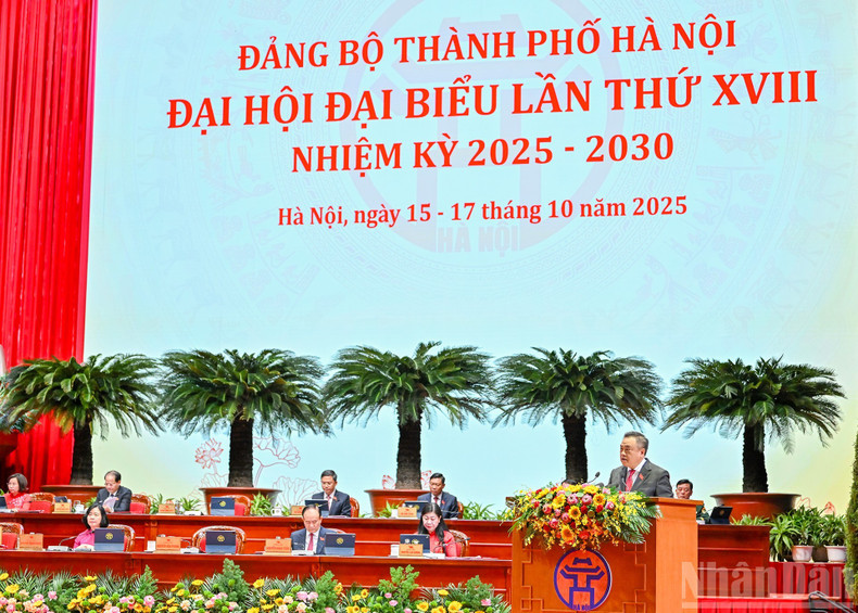 Chairman of the Ha Noi People’s Committee Tran Sy Thanh presents the review report of the 17th-tenure Executive Committee of the Ha Noi Party Committee. 161025-dh-8.jpg