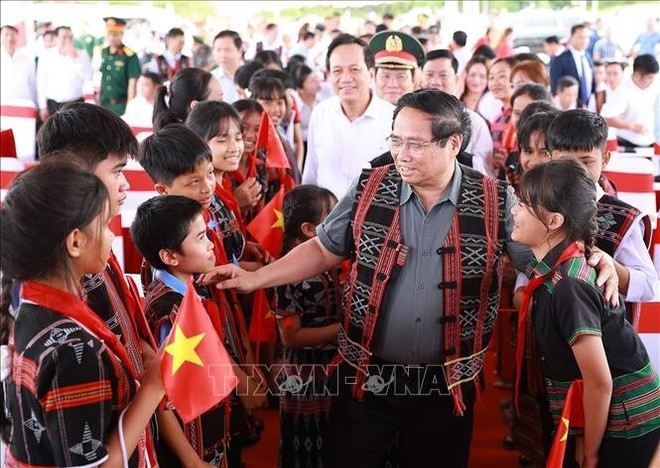 Prime Minister Pham Minh Chinh and students and ethnic people in Ahu village, Tay Giang commune. (Photo: VNA) 161025-tt-khai-trg-trg.jpg