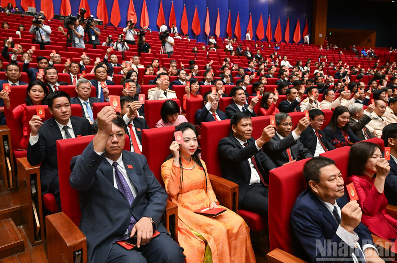 Delegates vote to approve the report on the verification of delegates’ credentials. 161025-dh-6.jpg