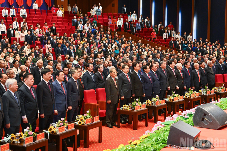 Leaders and former leaders of the Party and State, along with delegates, perform the flag-saluting ceremony at the Congress. 161025-dh-1.jpg