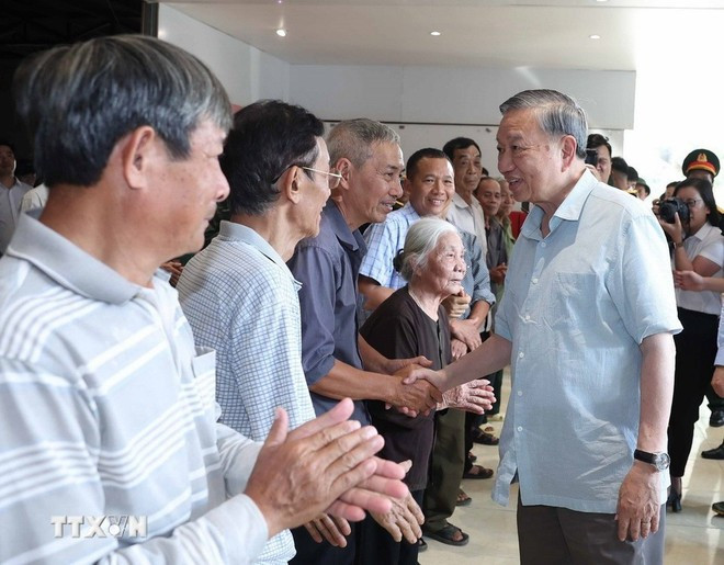 Party General Secretary To Lam meets with people in Thai Nguyen province. (Photo: VNA) 161025-to-lam.jpg