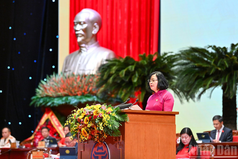 Secretary of the Ha Noi Party Committee Bui Thi Minh Hoai delivers the opening speech. 161025-dh-4.jpg