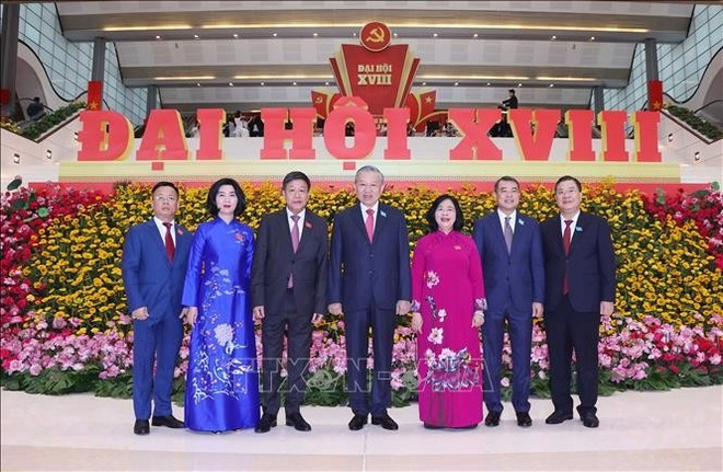 Party General Secretary To Lam (centre) in a group photo at the event (Photo: VNA) 161025-dh-dang-bo-hn.jpg