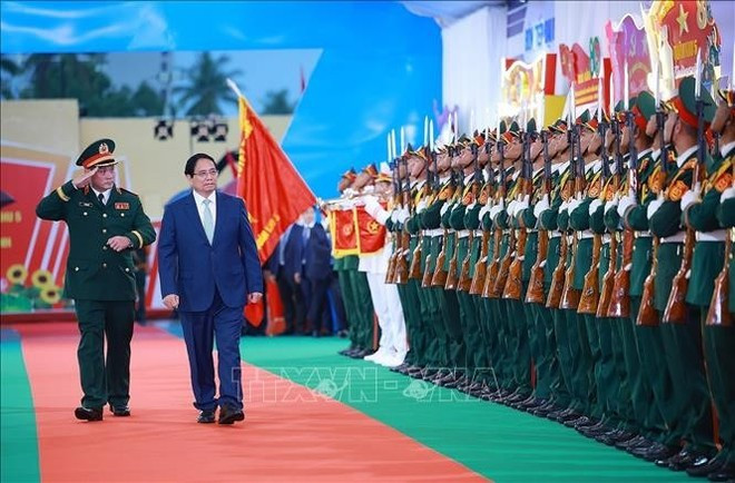 Prime Minister Pham Minh Chinh attends the grand ceremony in Da Nang city marking the 80th anniversary of the traditional day of the armed forces of Military Region 5. (Photo: VNA) 161025-tt-duyet-binh.jpg