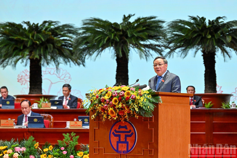 Permanent Deputy Secretary of the Ha Noi Party Committee Nguyen Van Phong presents the Political Report of the 18th Congress of the Ha Noi Party Committee. 161025-dh-7.jpg