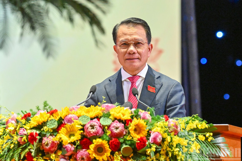 Member of the Standing Board of the Ha Noi Party Committee and Chairman of the Ha Noi Party Committee’s Commission for Inspection Hoang Trong Quyet presents the report on the verification of delegates’ credentials. 161025-dh-5.jpg