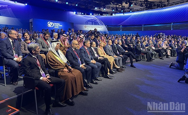 Representatives from countries and territories attend the Forum. (Photo: nhandan.vn) 161025-tuan-le-nuan-gluowngj-2.jpg