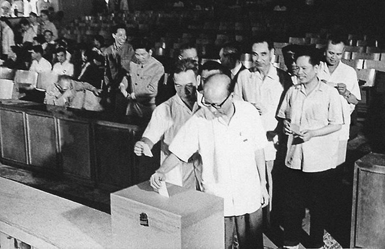 TERM II (1960–1964) Election held on May 8, 1960. Total number of deputies: 453. Elected deputies: 362; deputies from the southern region of Term I continuing their mandate: 91. In the photo: Deputies of the second National Assembly elect the President and Vice President at the first session, July 1960.