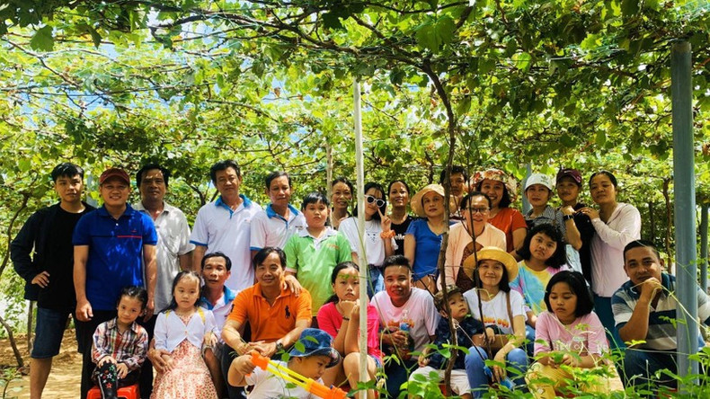 Tourists visit Bay Thiet Vineyard in Thanh Hai Commune, Vinh Long Province. 260925-dem-nho-ve-phu-sa-1.jpg