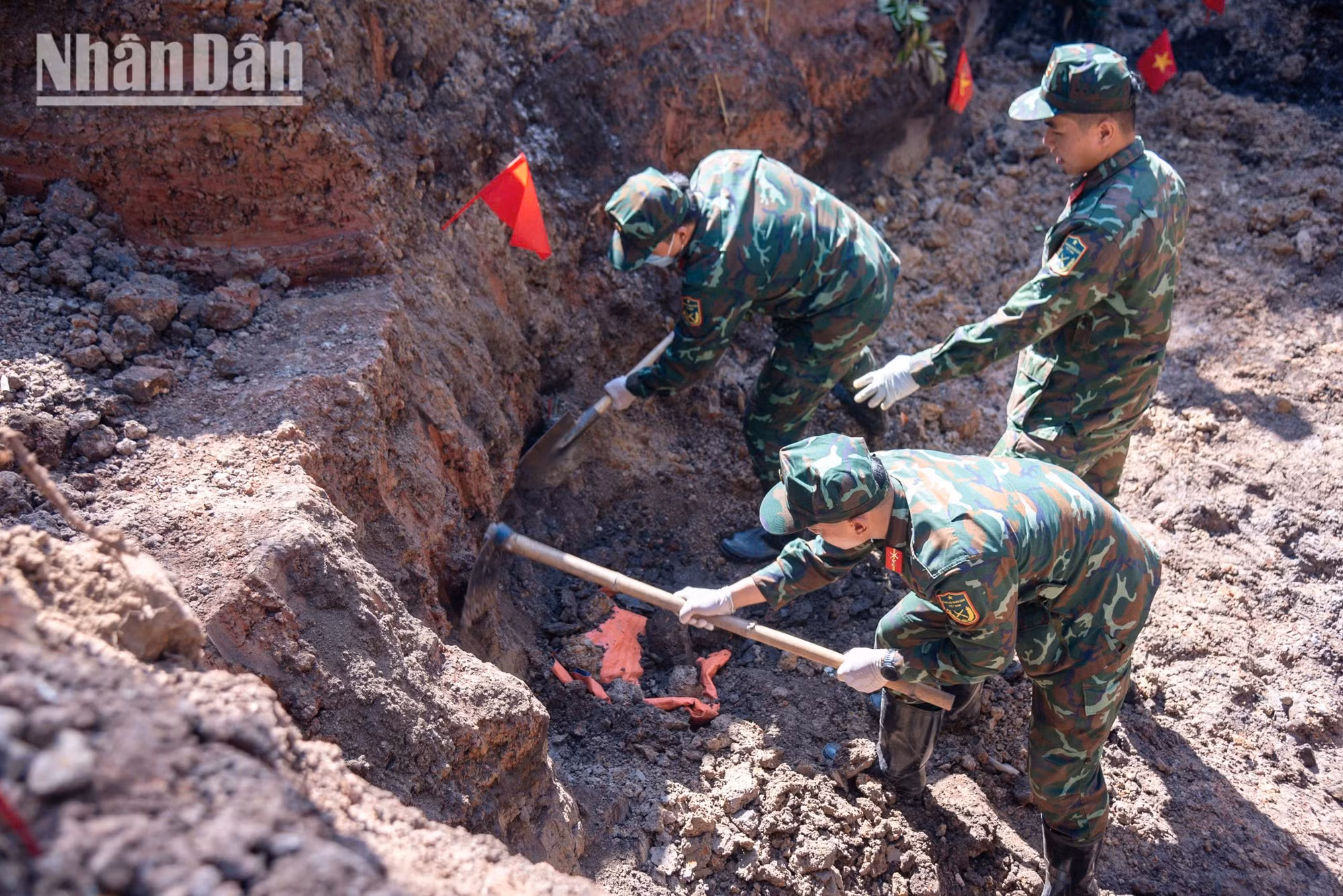 At sites where remains are suspected, excavators cannot be used. Instead, the teams excavate by hand to preserve the integrity of the remains. Every stroke of the hoe and shovel is carried out with the utmost care and concentration.