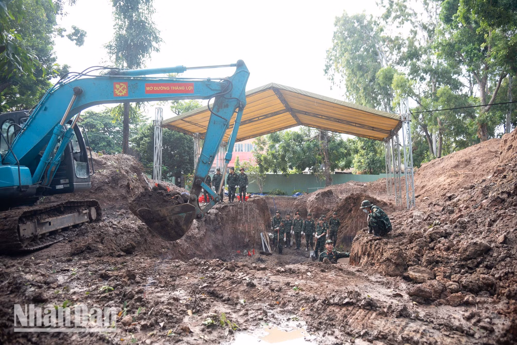 Mud and rainwater cannot deter the soldiers carrying out this sacred mission.