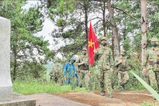 Officers and soldiers of the Chi Lang Border Guard Station, in coordination with the militia, organise patrols to protect the border and boundary markers.