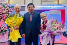 Professor Tran Thanh Van and Professor Le Kim Ngoc are pictured with Deputy Prime Minister Nguyen Chi Dung.