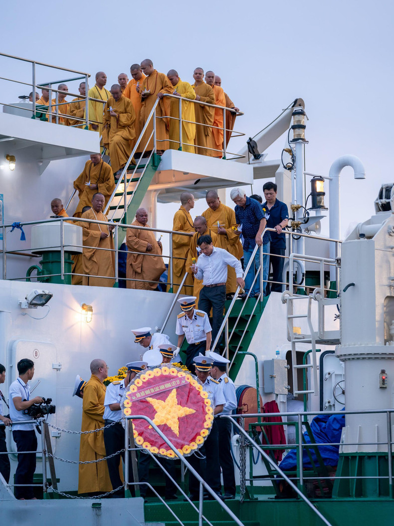 Service held to commemorate heroes who died to protect sea and island sovereignty ảnh 7 Service held to commemorate heroes who died to protect sea and island sovereignty ảnh 7