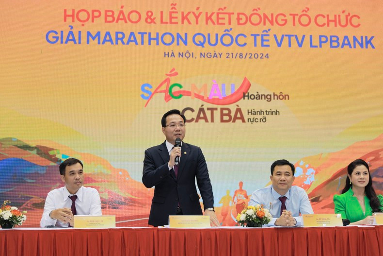 LPBank Deputy General Director Hoang Van Phuc speaks at the press conference on the marathon.