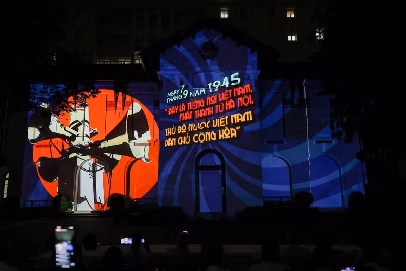 According to Director Hoang Cuong, the programme is a special gift for employees of the information and communications sector on its anniversary day. According to Director Hoang Cuong, the programme is a special gift for employees of the information and communications sector on its anniversary day.