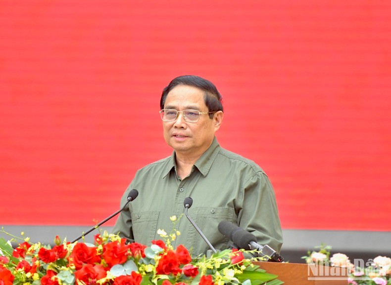 Prime Minister Pham Minh Chinh speaks at the working session with the Standing Board of the Lam Dong province's Party Committee .(Photo: NDO)