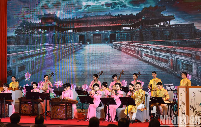 In pictures: PM attends conference reviewing culture, sports and tourism sector’s performance in 2023 ảnh 4