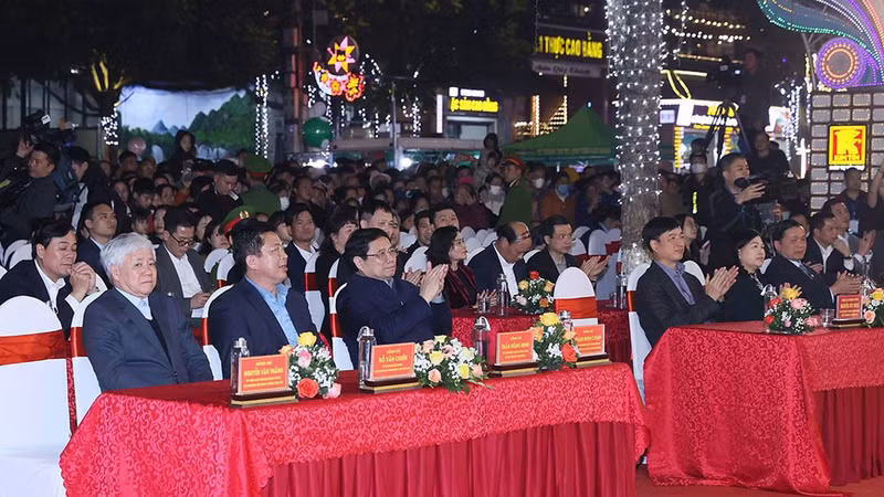 Prime Minister Pham Minh Chinh and other leaders attend the art programme.