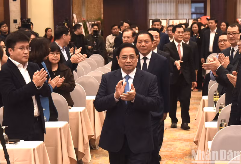 In pictures: PM attends conference reviewing culture, sports and tourism sector’s performance in 2023 ảnh 2