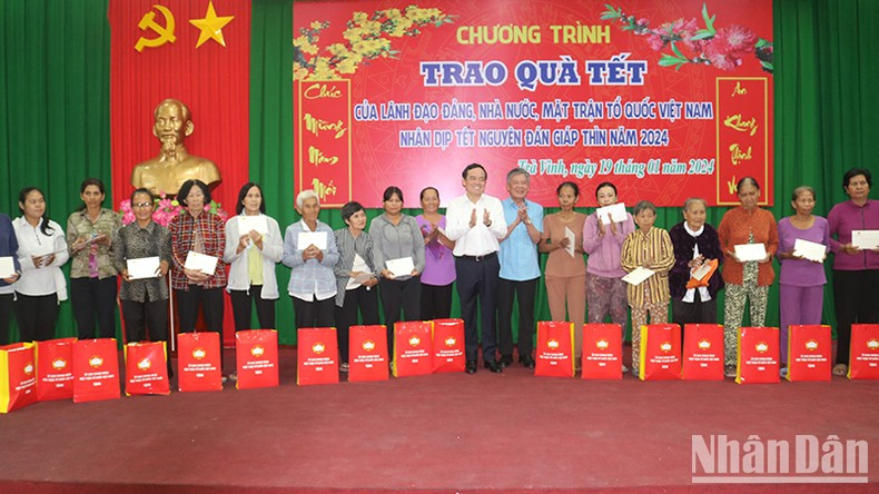 Deputy PM Tran Luu Quang presents Tet gifts to poor households in Tra Vinh Province. (Photo: NDO)