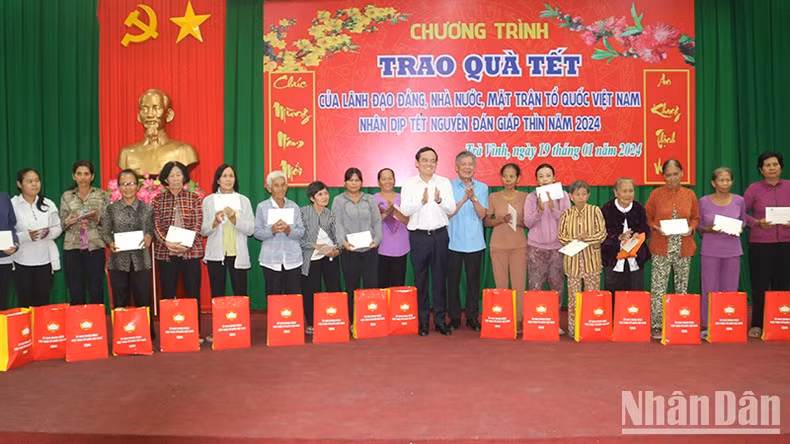 Deputy PM Tran Luu Quang presents Tet gifts to poor households in Tra Vinh Province. (Photo: NDO)